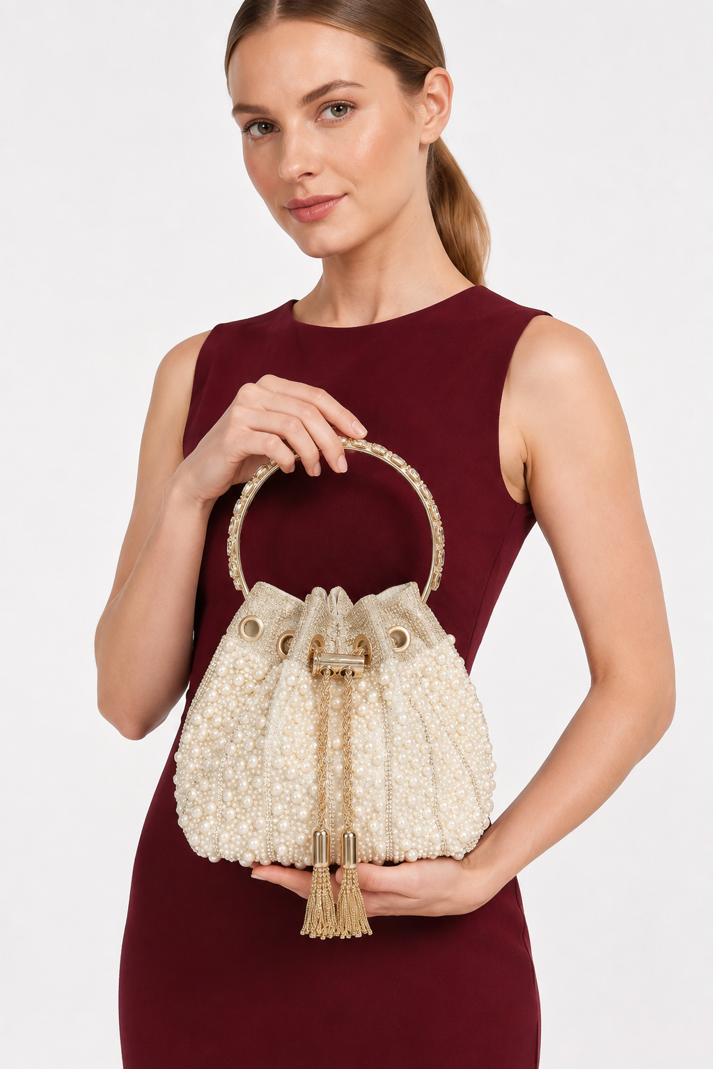 BOLSO BUCKET CON PERLAS Y CRISTALES BEIGE