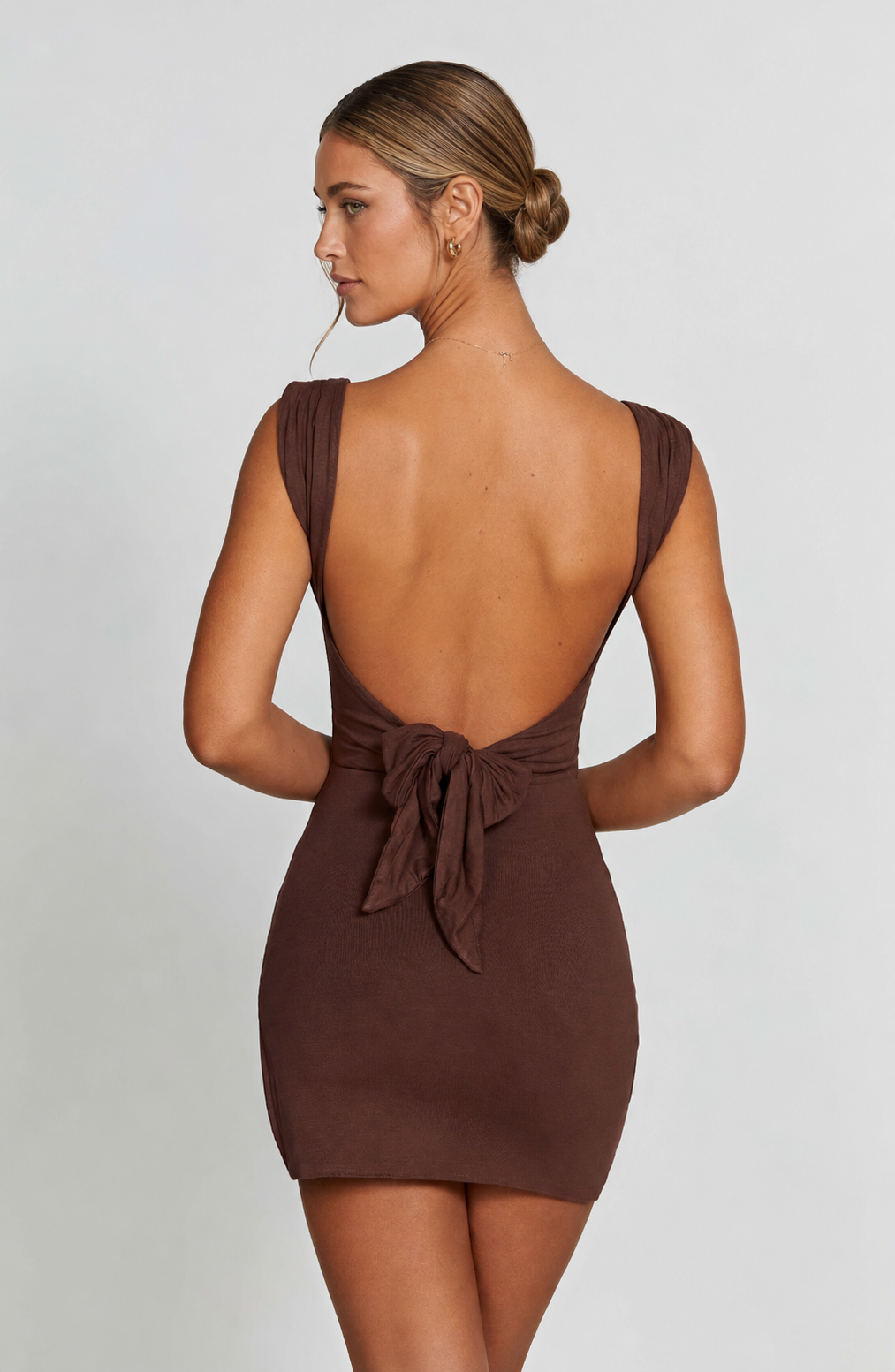 VESTIDO MINI FRUNCIDO CON ABERTURA CHOCOLATE