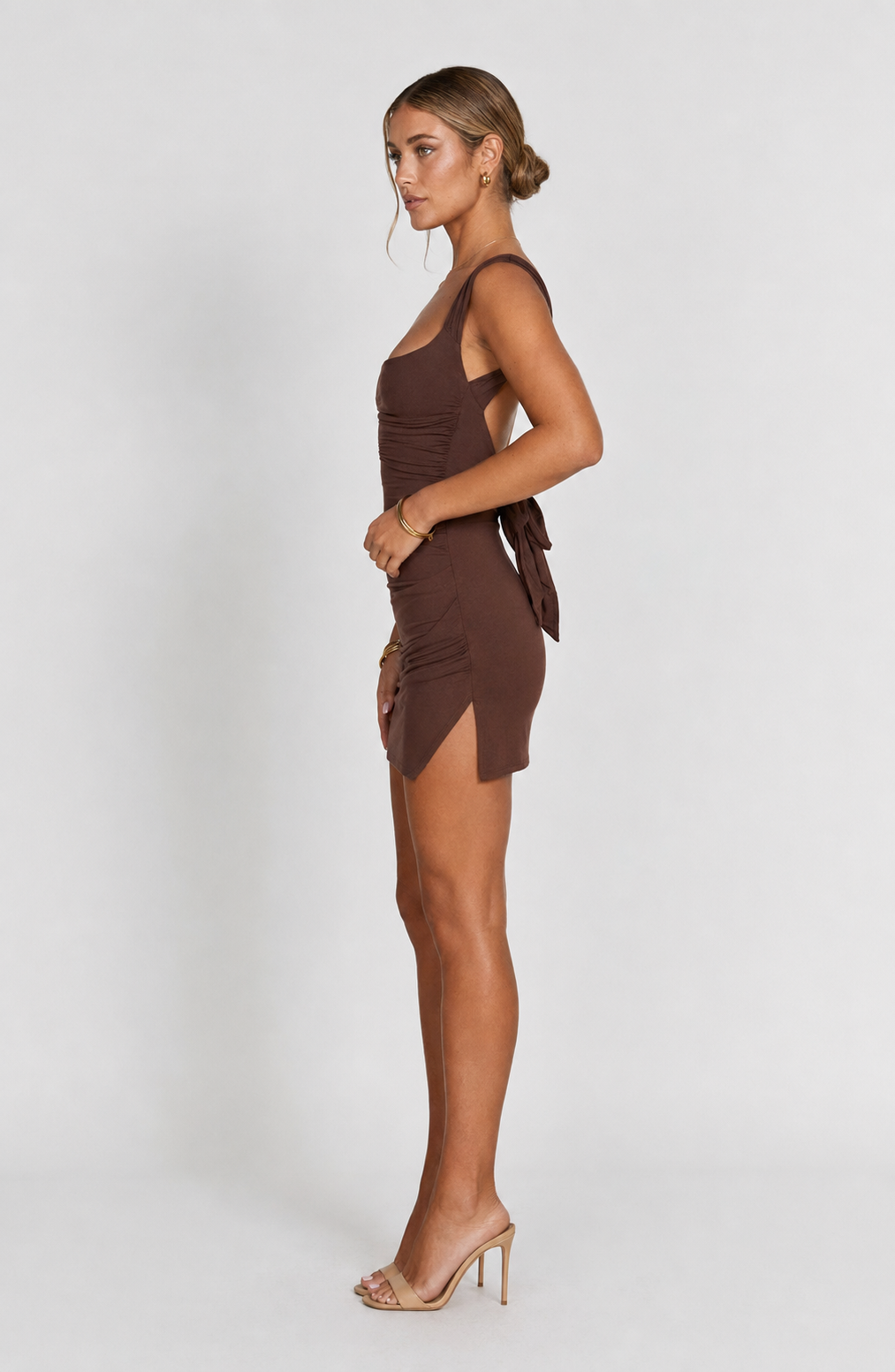 VESTIDO MINI FRUNCIDO CON ABERTURA CHOCOLATE