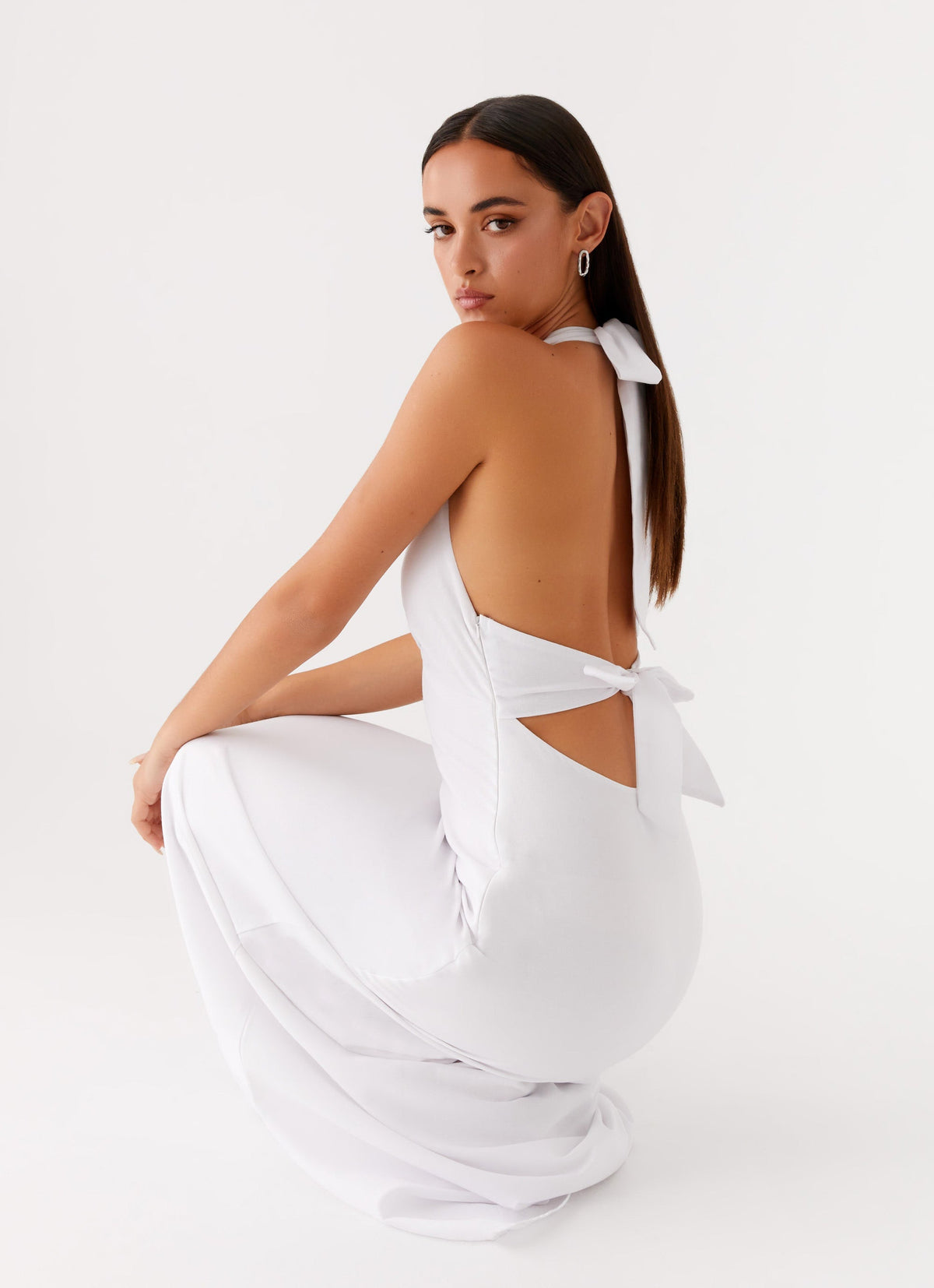 Vestido largo de satén en blanco - vista de espaldas