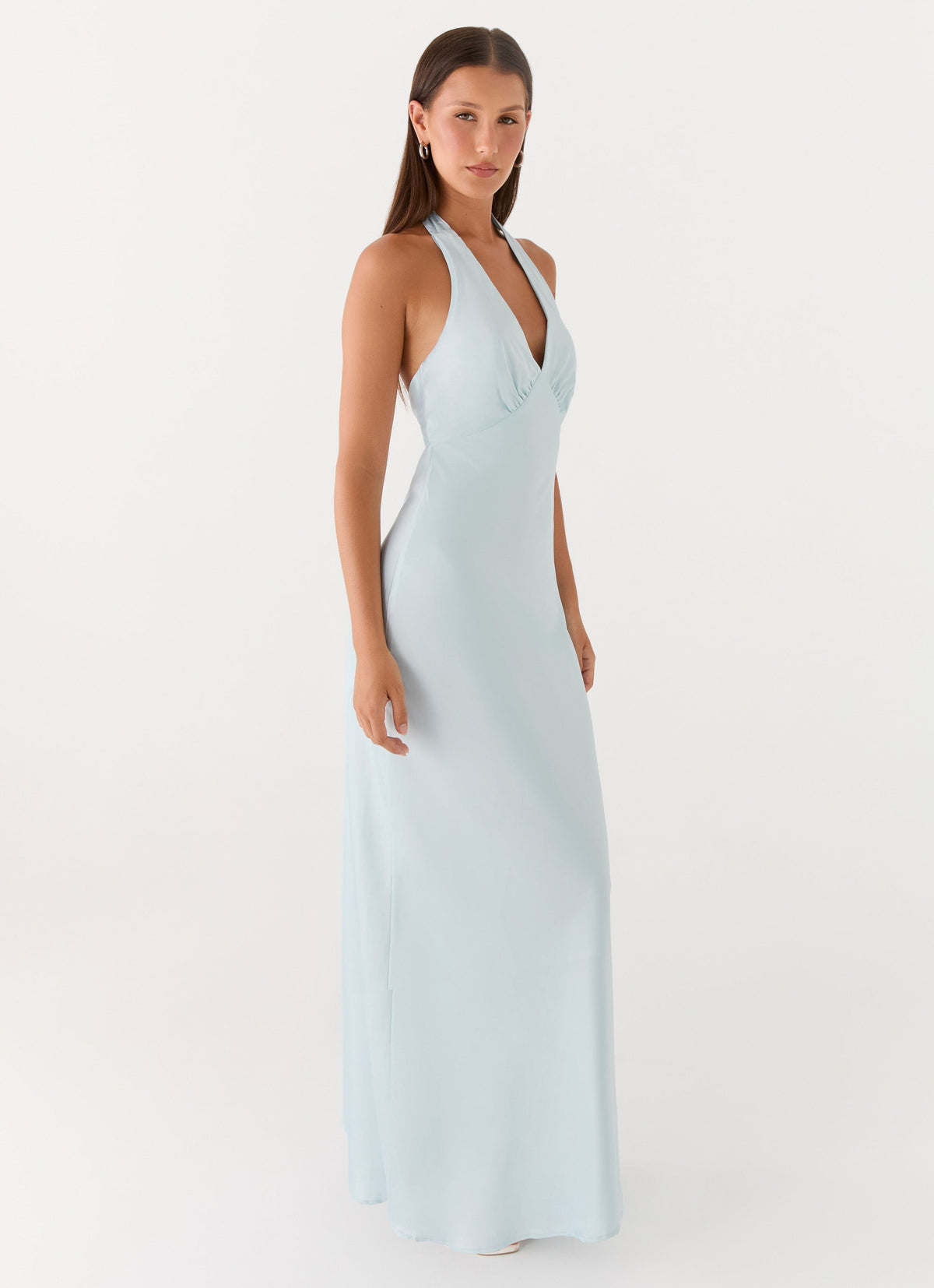 Vestido largo de satén en azul claro - vista de espaldas