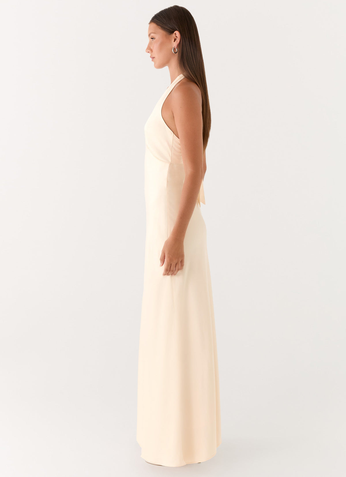 Vestido largo de satén en beige - vista de espaldas