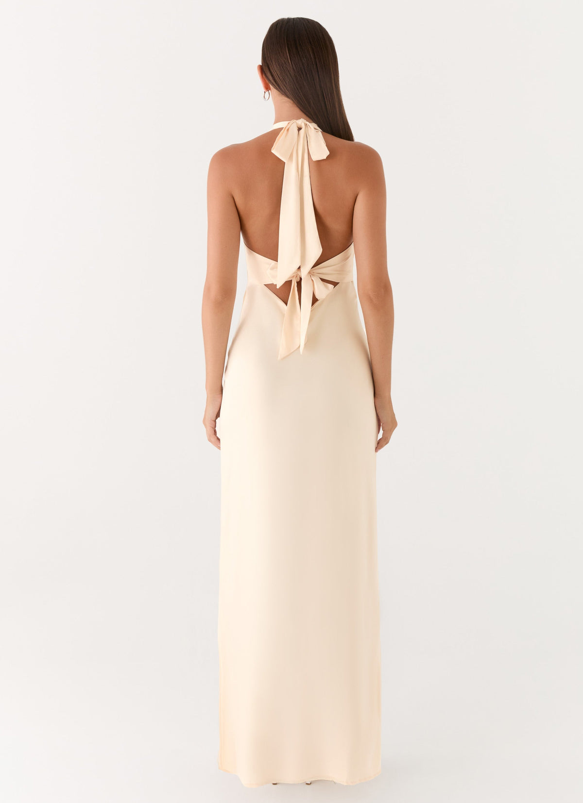 Vestido largo de satén en beige - detalle