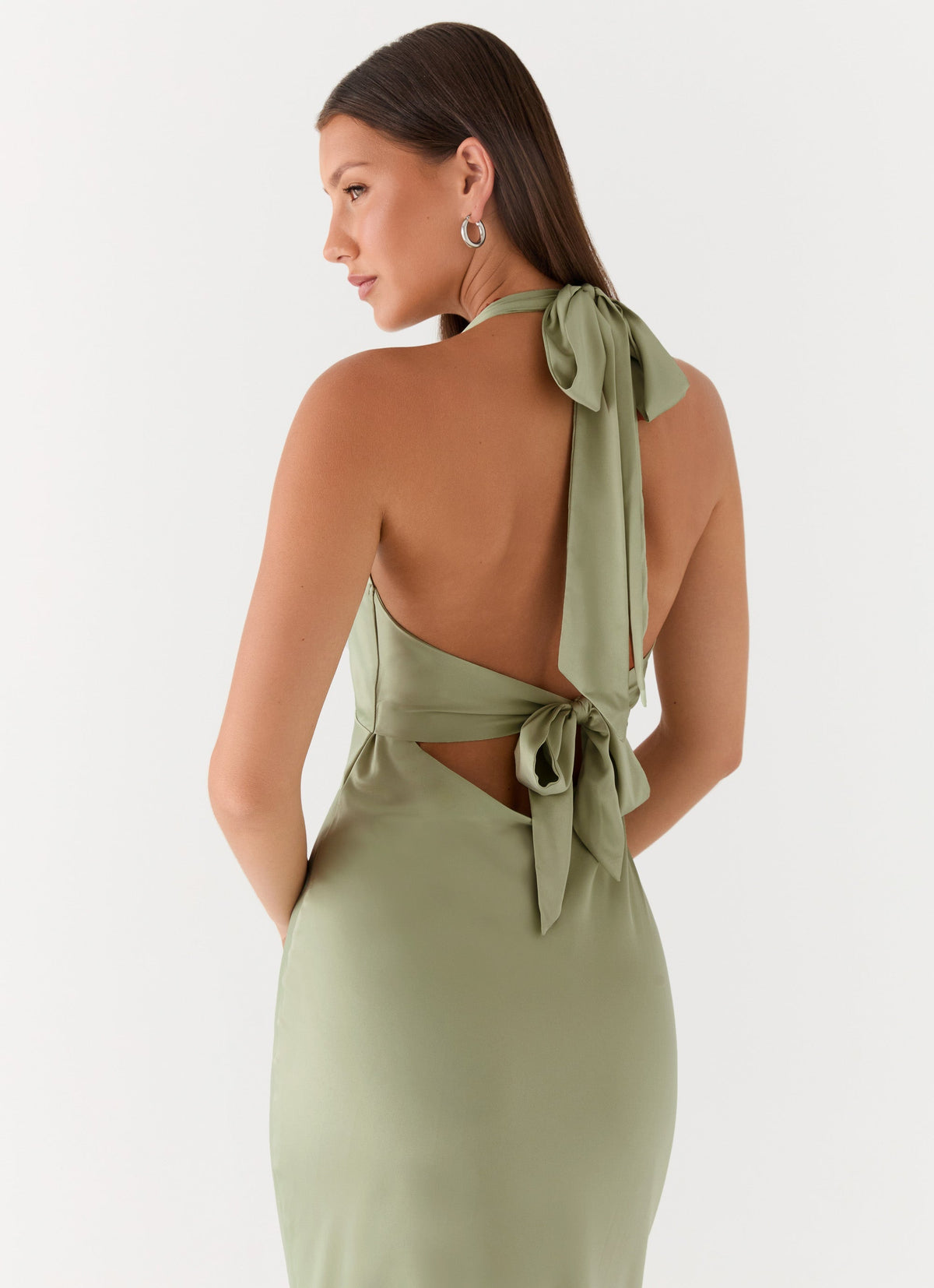 Vestido largo de satén en verde oliva - vista de espaldas
