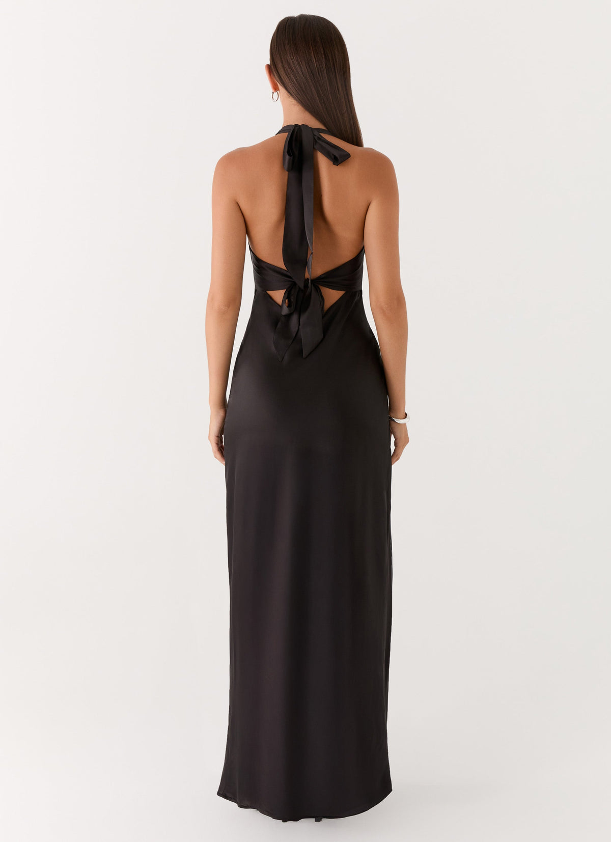 Vestido largo de satén en negro - detalle
