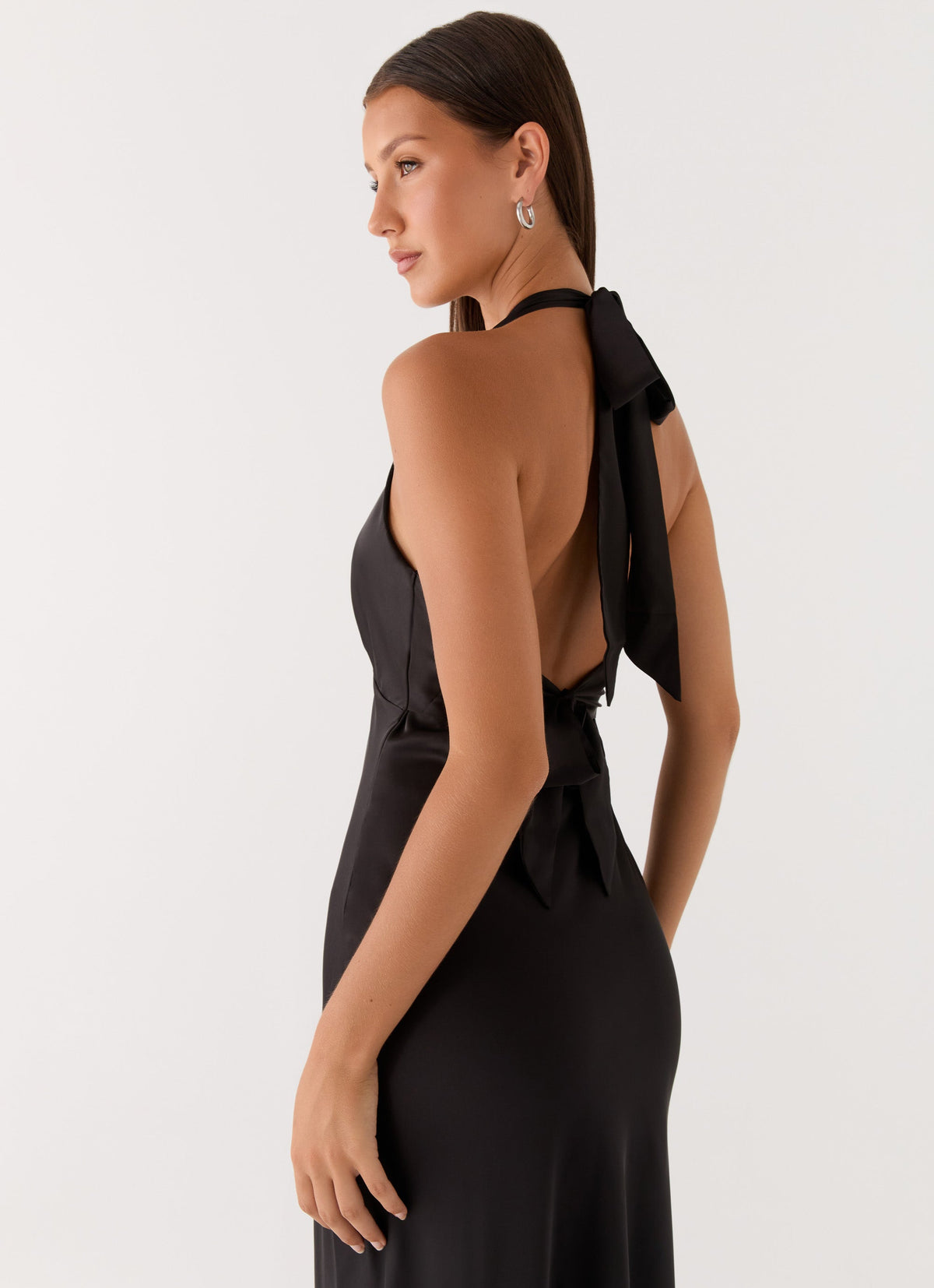 Vestido largo de satén en negro - vista de espaldas