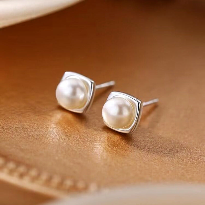 PENDIENTES DE PERLA CON MARCO METALICO