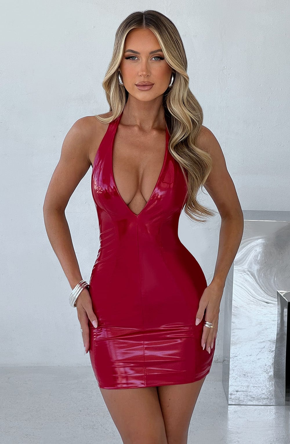 VESTIDO MINI DE VINILO CON ESCOTE PROFUNDO ROJO