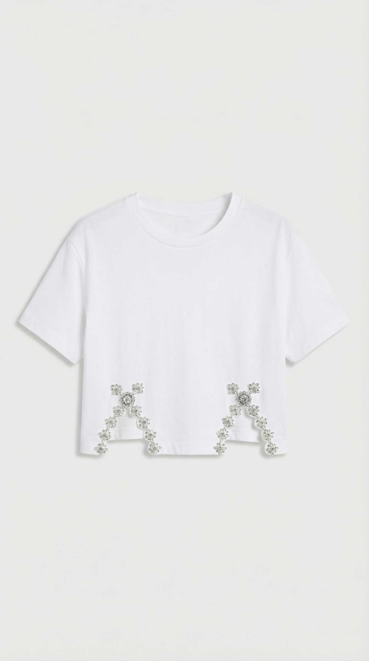 CAMISETA CON ABERTURAS Y PEDRERIA