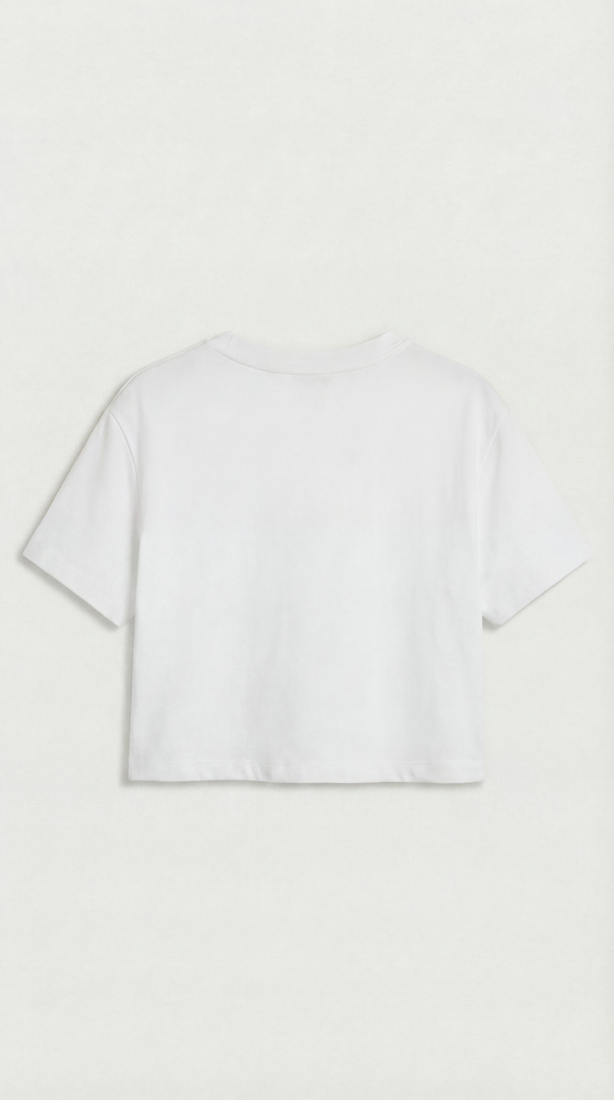 CAMISETA CON ABERTURAS Y PEDRERIA