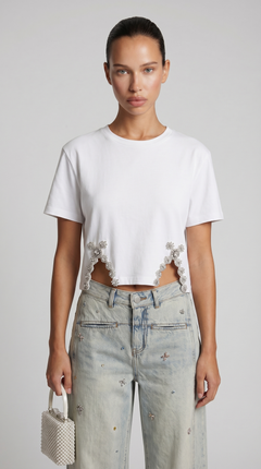 CAMISETA CON ABERTURAS Y PEDRERIA