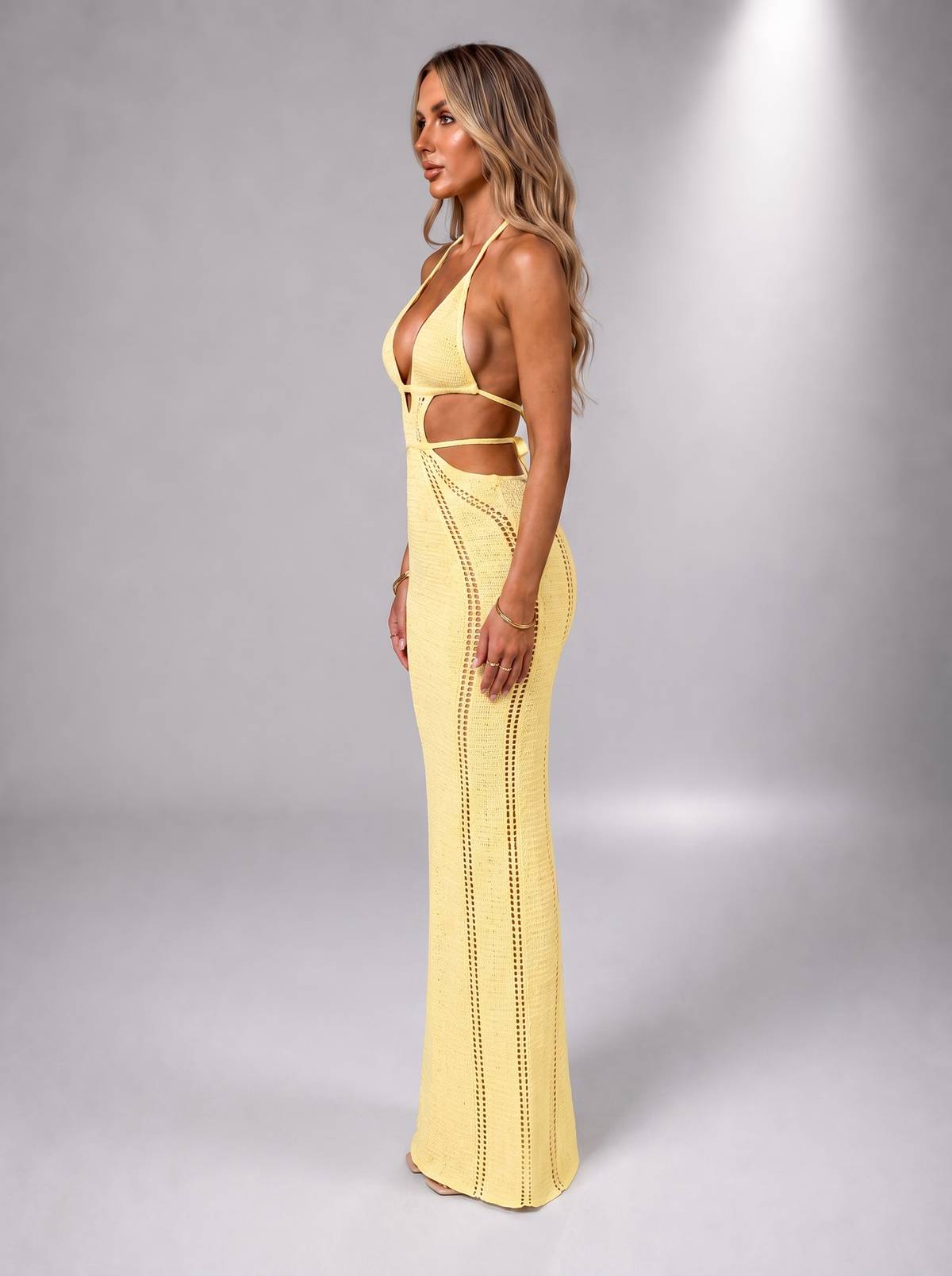 Vestido largo de punto crochet amarillo pastel - vista de lado