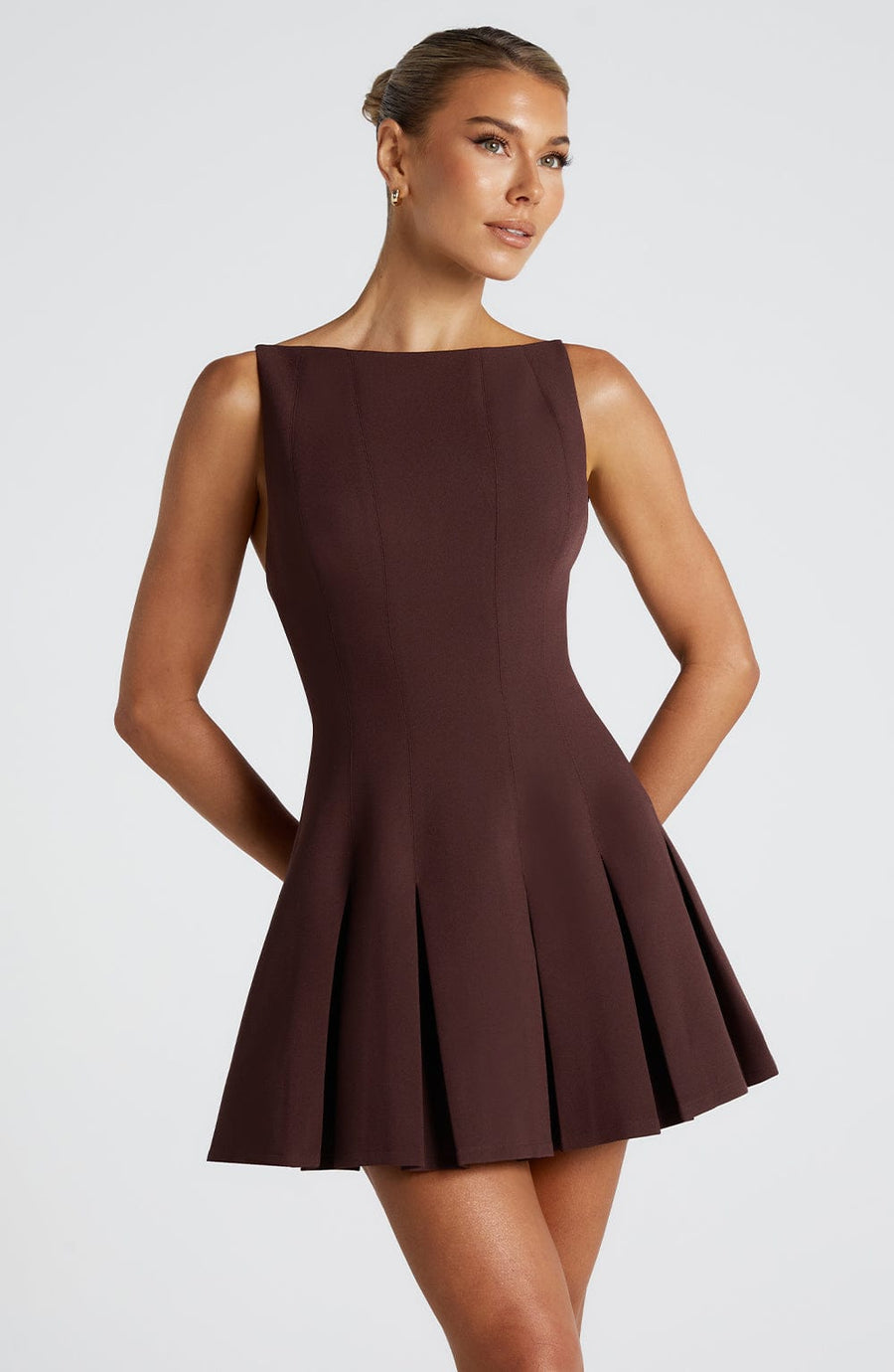 VESTIDO MINI DE CREPE CON FALDA DE TABLAS MARRON CIRUELA