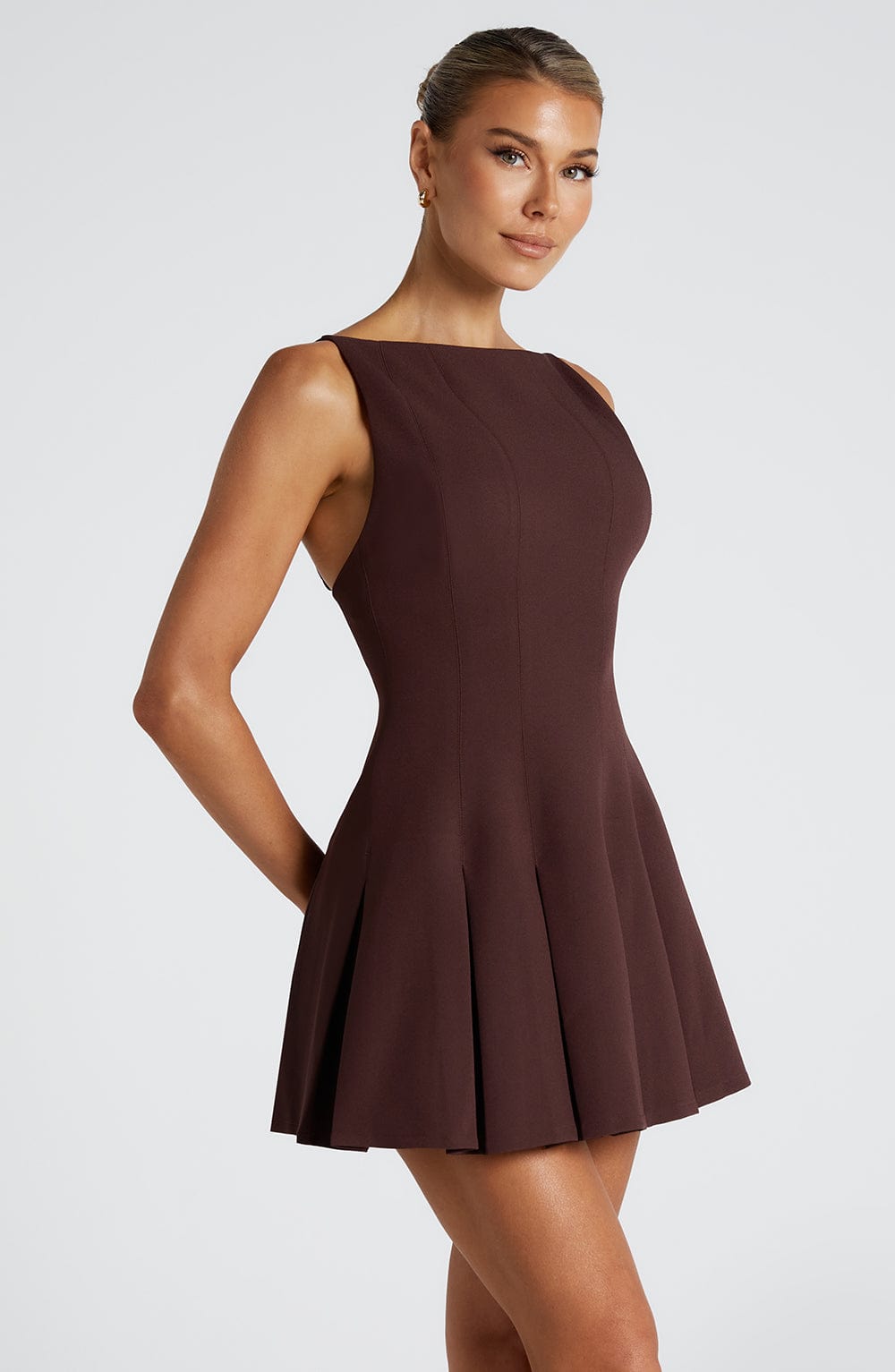 VESTIDO MINI DE CREPE CON FALDA DE TABLAS MARRON CIRUELA