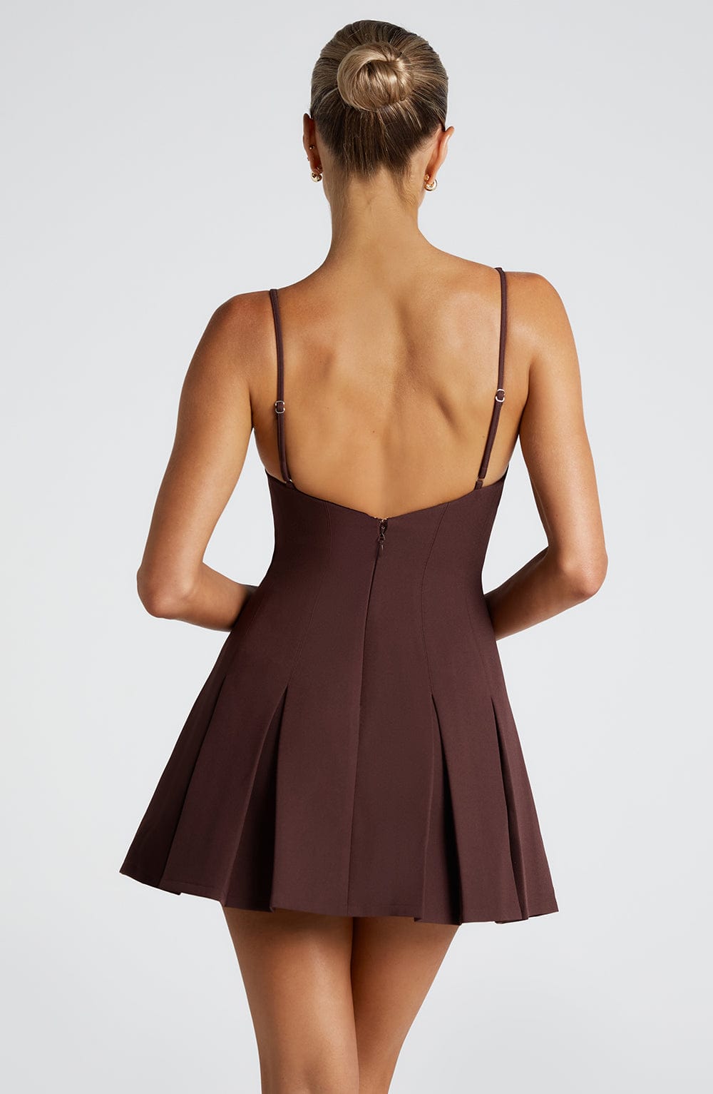 VESTIDO MINI DE CREPE CON FALDA DE TABLAS MARRON CIRUELA