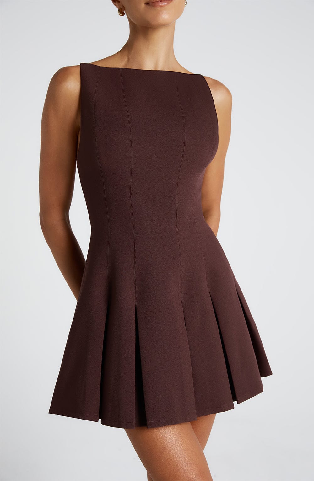 VESTIDO MINI DE CREPE CON FALDA DE TABLAS MARRON CIRUELA