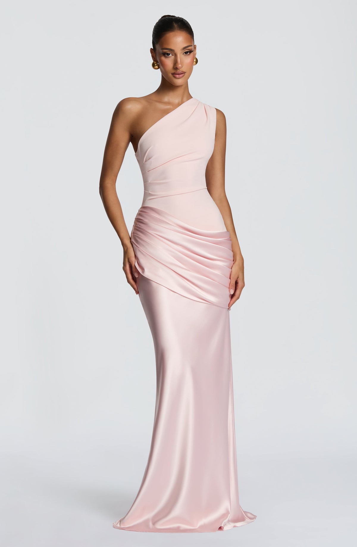 Vestido largo asimétrico de satén en rosa claro
