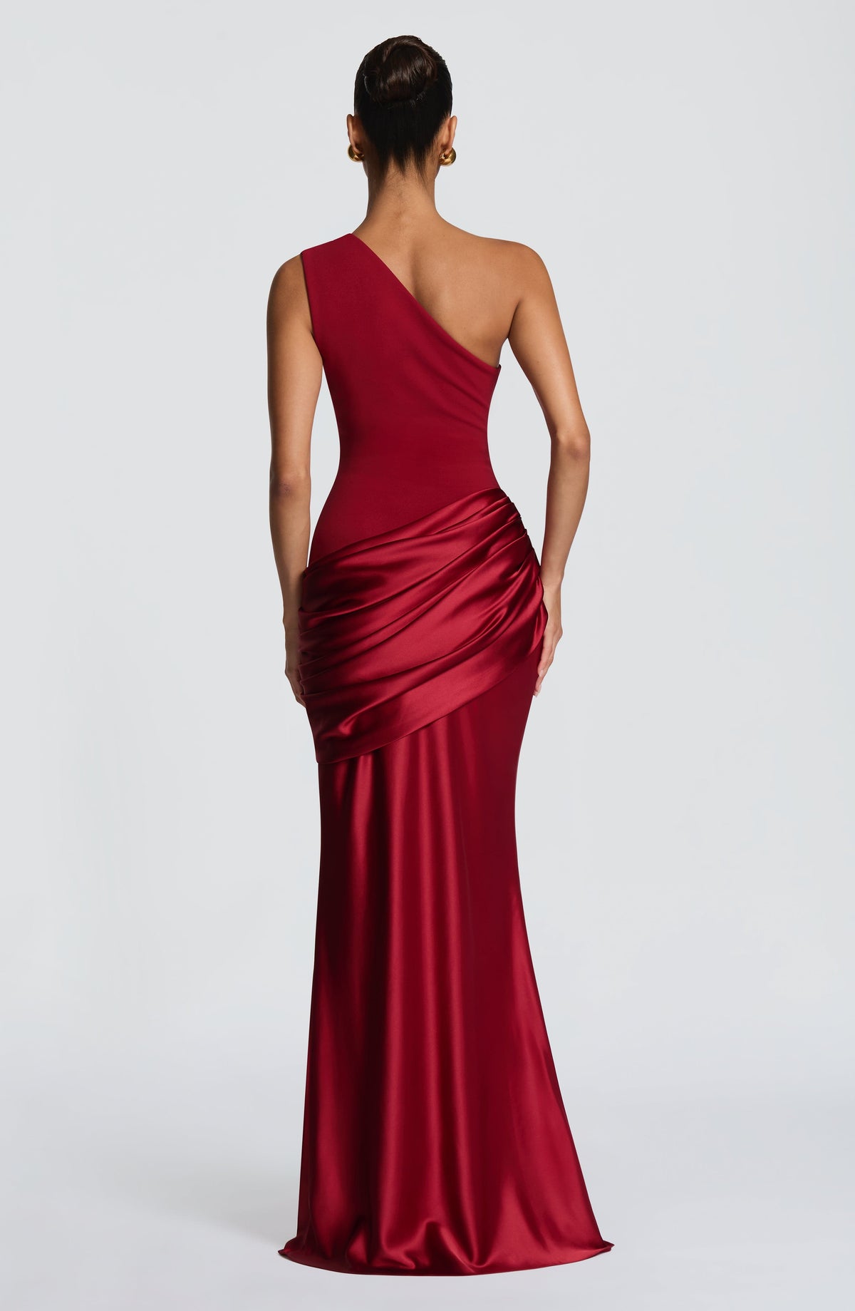 VESTIDO LARGO ASIMETRICO DE SATEN ROJO