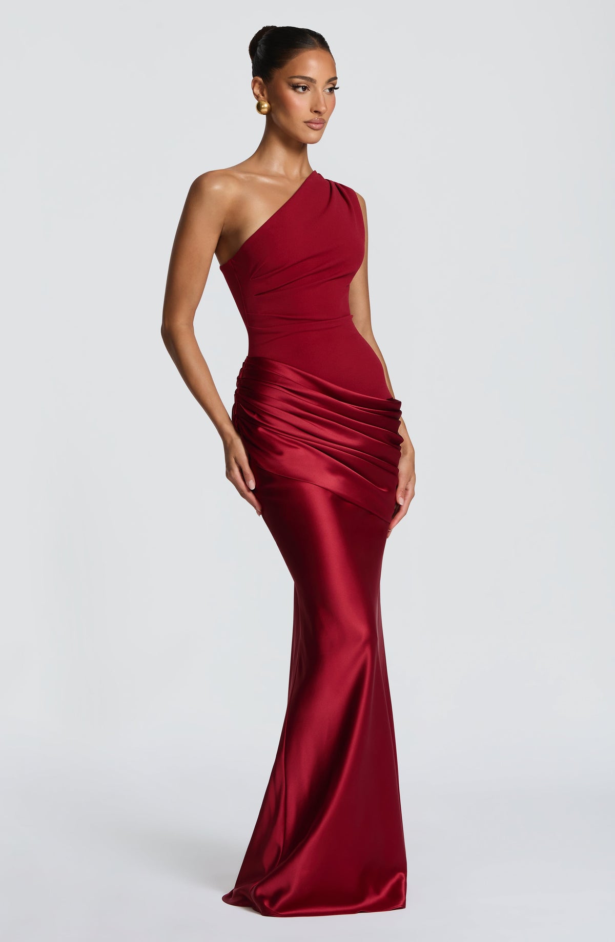 VESTIDO LARGO ASIMETRICO DE SATEN ROJO