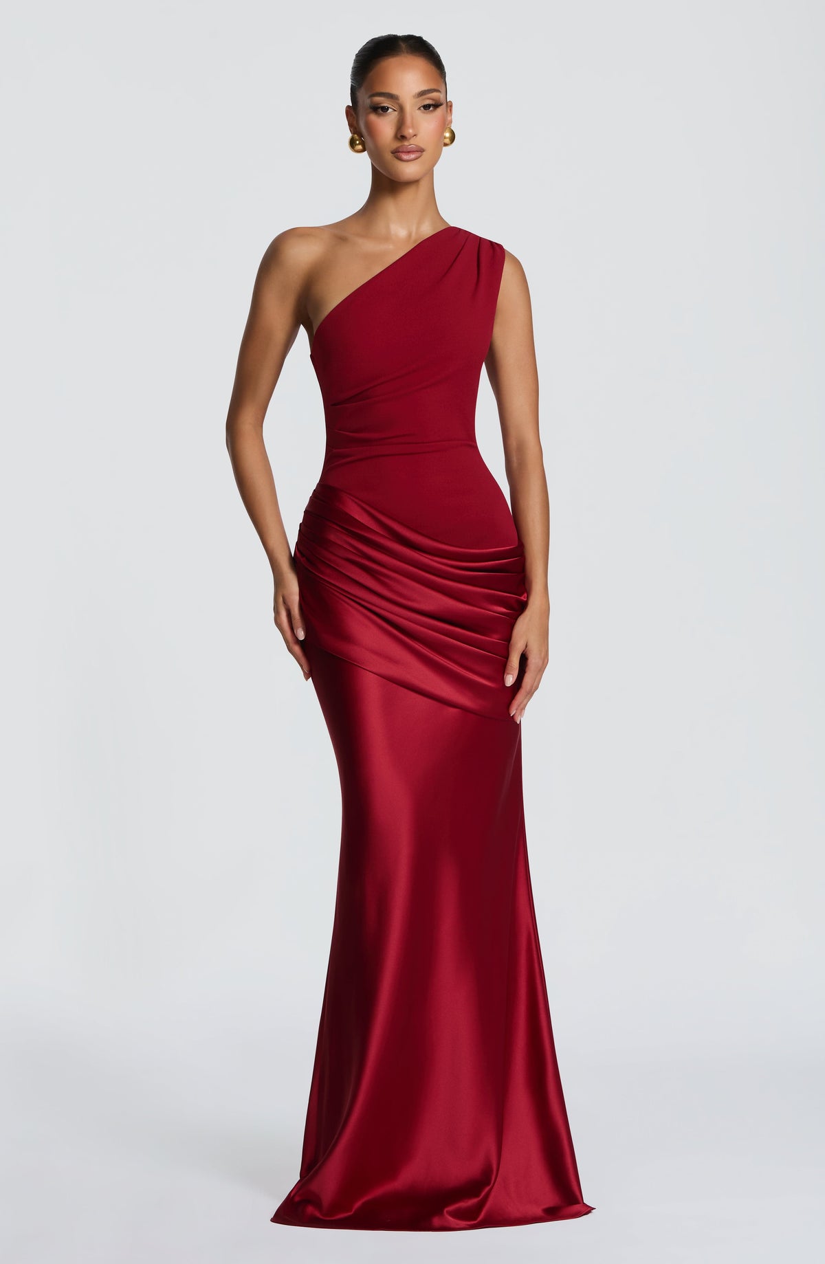 Vestido largo asimétrico de satén en rojo