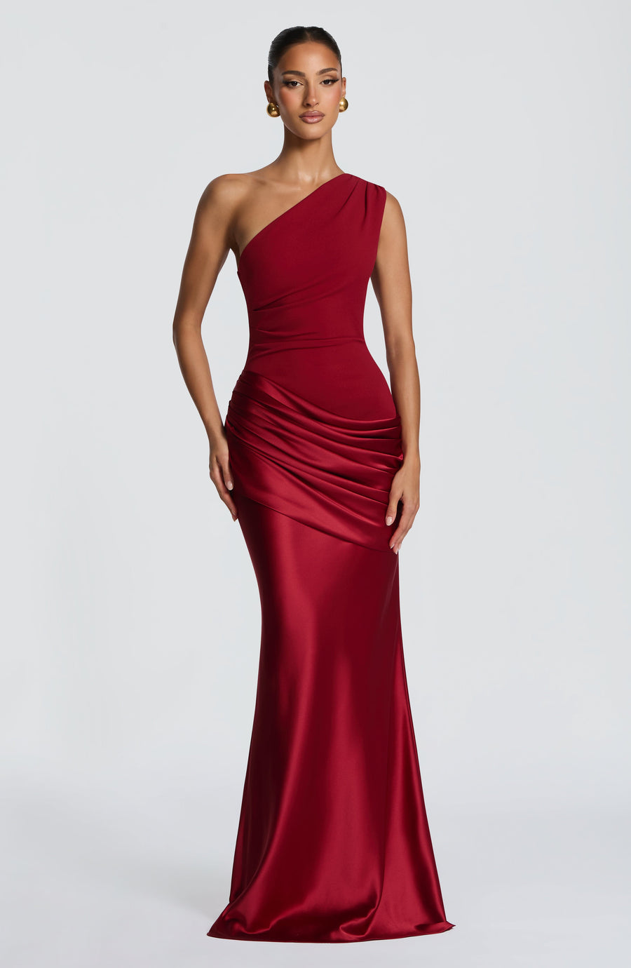 Vestido largo asimétrico de satén en rojo