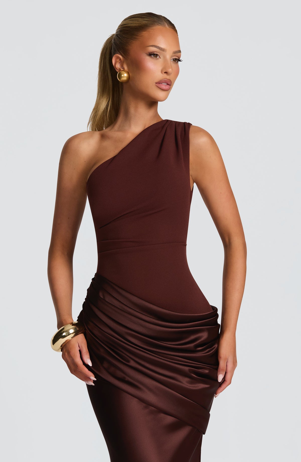 VESTIDO LARGO ASIMETRICO DE SATEN MARRON CIRUELA