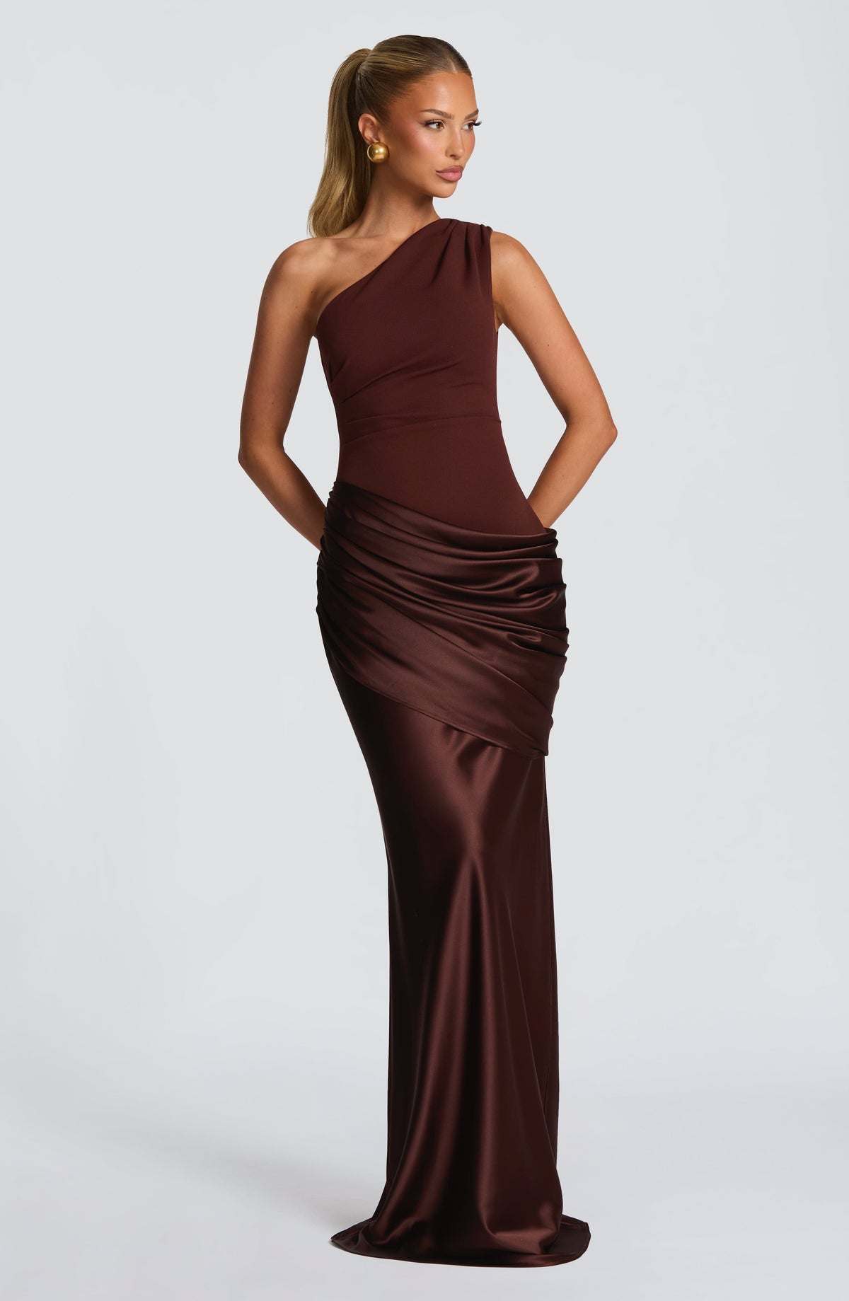 VESTIDO LARGO ASIMETRICO DE SATEN MARRON CIRUELA