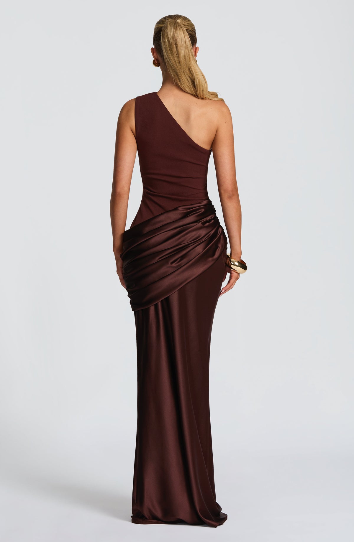 VESTIDO LARGO ASIMETRICO DE SATEN MARRON CIRUELA