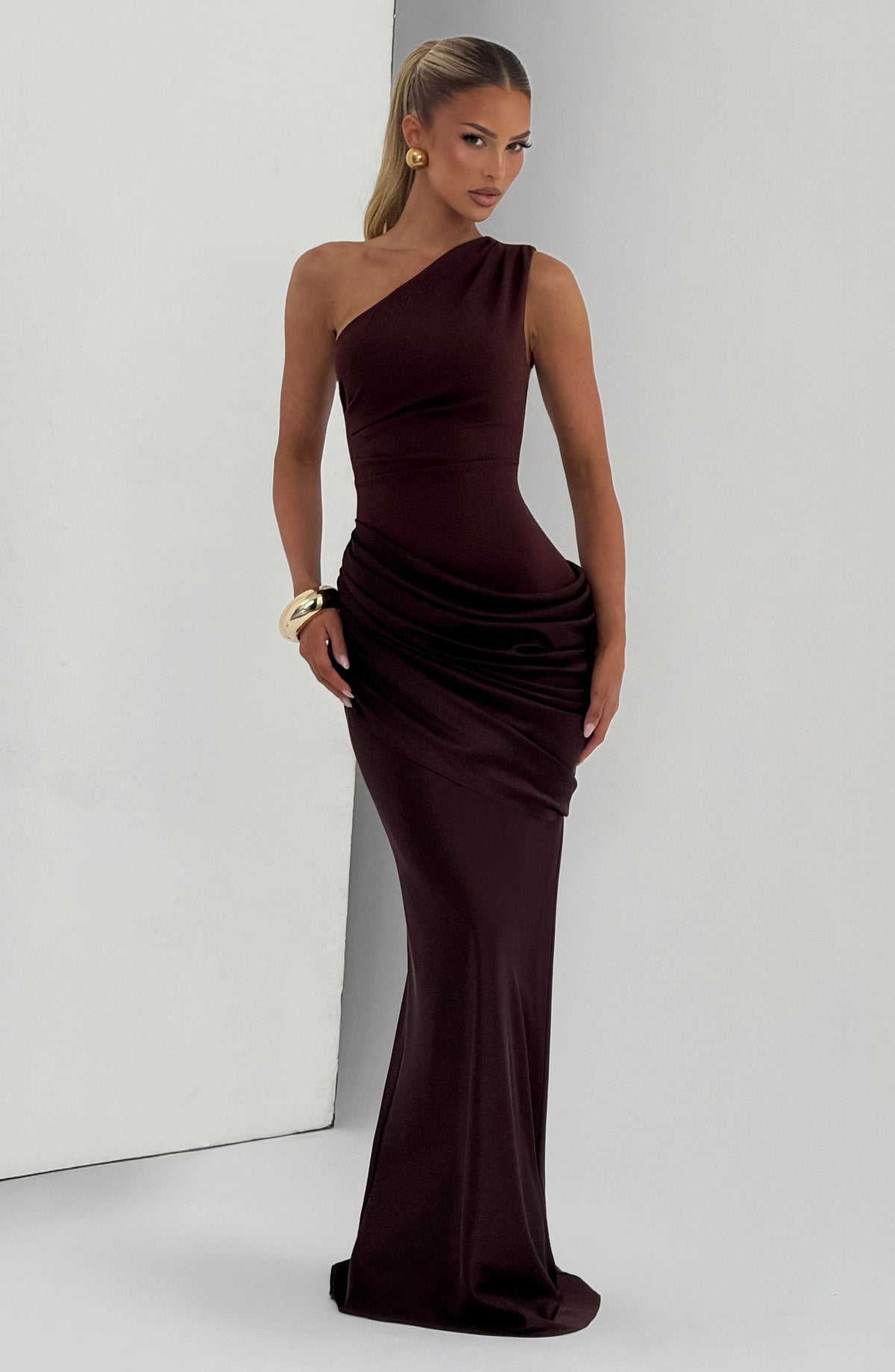 VESTIDO LARGO ASIMETRICO DE SATEN MARRON CIRUELA