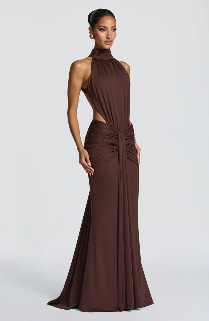 VESTIDO LARGO DRAPEADO CON ESCOTE HALTER MARRON CIRUELA