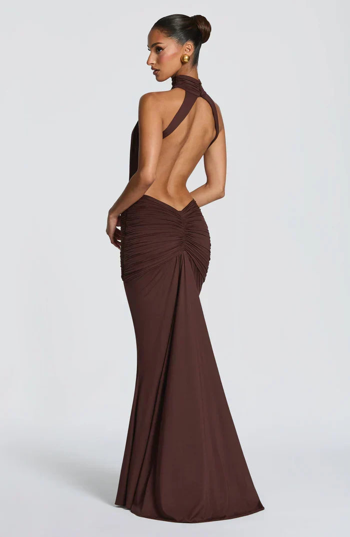 VESTIDO LARGO DRAPEADO CON ESCOTE HALTER MARRON CIRUELA