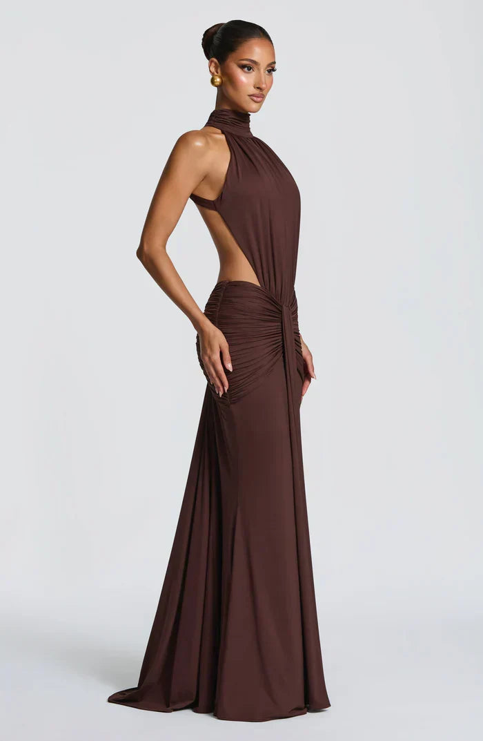 VESTIDO LARGO DRAPEADO CON ESCOTE HALTER MARRON CIRUELA