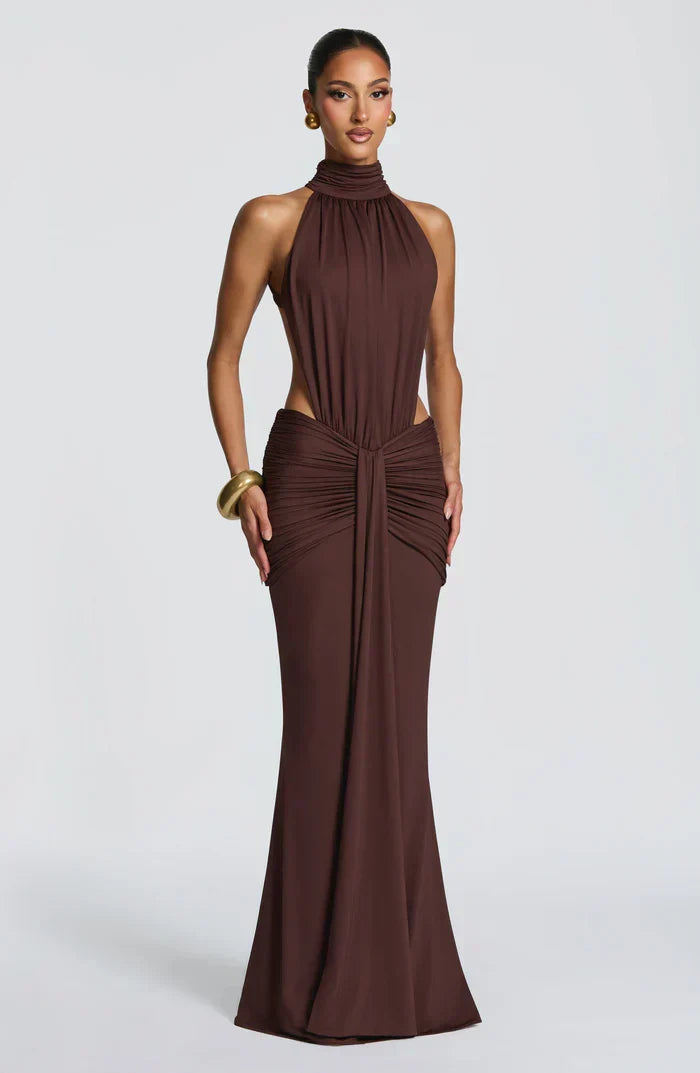 Vestido largo drapeado con escote halter en marrón