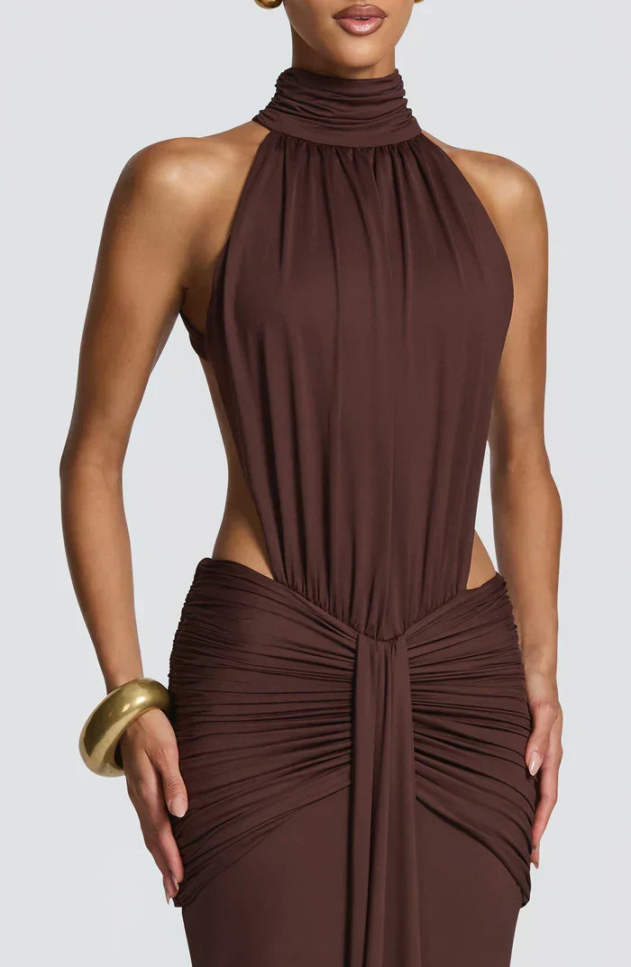 VESTIDO LARGO DRAPEADO CON ESCOTE HALTER MARRON CIRUELA