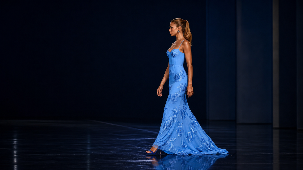 Vestido largo azul con encaje floral en pasarela